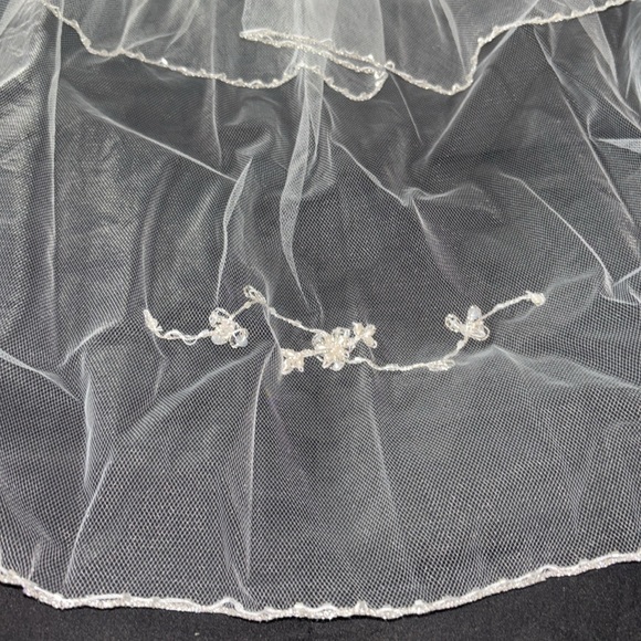 Make offer! NWT Fingertip 2 Tier Bride Veil Beaded edging flower scroll design - Picture 9 of 13